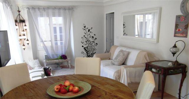 Charming Corner Abode With Castle Views Apartman Nizza Kültér fotó