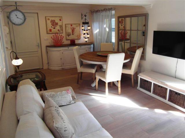 Charming Corner Abode With Castle Views Apartman Nizza Kültér fotó